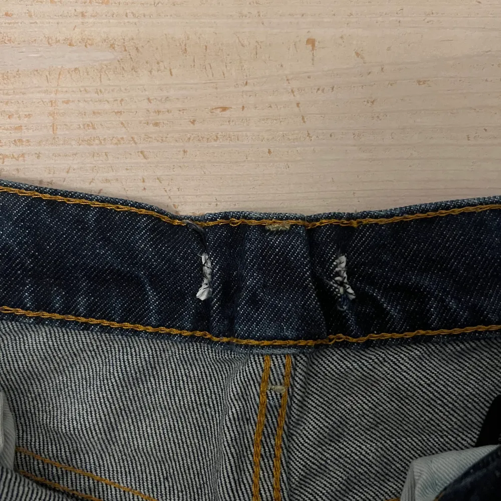 Säker dessa jättesnygga jeans från zara, dem har en slit längst ner och dem är även insydda lite i midjan. Vet inte säkert vilken storlek de är med skulle säga 38. Säljer för 100kr+frakt 66kr. Jeans & Byxor.