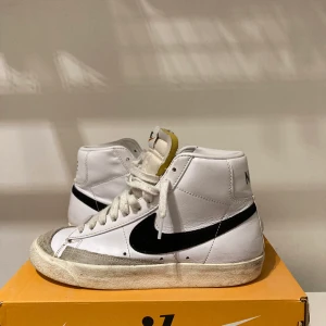 Nike blazer mid 77 - Hej! Jag säljer mina blazer 77 pga för små. Sparsamt använda och kartongen kommer med. 