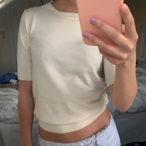 Stickad T-shirt  - Säljer denna snygga stickade tshirt från hm. Jag har använt tröjan Max 3 gånger och den är i bra skick. Inte nopprig och har Inge defekter. 