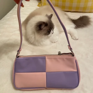 Väska - ASOS - Rosa/Lila väska ifrån ASOS. 