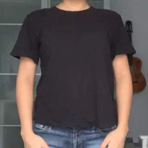 Megarensning av garderob! En basic svart t-shirt i storlek S. I bra skick. 