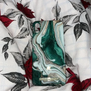 Mobilskal iPhone  - Säljer ett superfint iPhone skal för iPhone xs Max pågrund av att jag inte använder en sådan mobil mer.💞 Säljer för 110 kr  