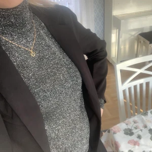 Långärmad Glittrig polo-tröja ⚡️ - Köpt från H&M för ett par år sedan, sitter jätte fint men kommer inte till användning. 💫 perfekt til nyår ⭐️
