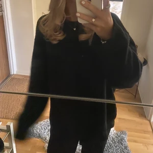 Stickad tröja - Fin svart stickad tröja! Säljer denna vida stickade tröja som inte används då jag har en liknande.