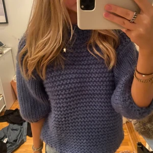 Stickad tröja - Blå stickad tröja med trekvartsärm. Fint skick