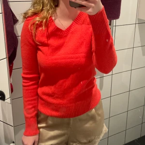KORALLRÖD stickad tröja - Superfin korallröd tröja (den ser mer orange-röd ut på bild!!)