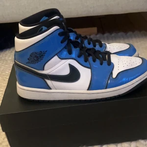 Singnal Blue Jordan 1 High - Säljer mina Jordan 1 i storlek 42 har använt dem ett par fåtal gånger säljer dem för att dem är förstora och har ingen användning för dem 💕köpte dem för 2600 💕köparen står för frakt💕