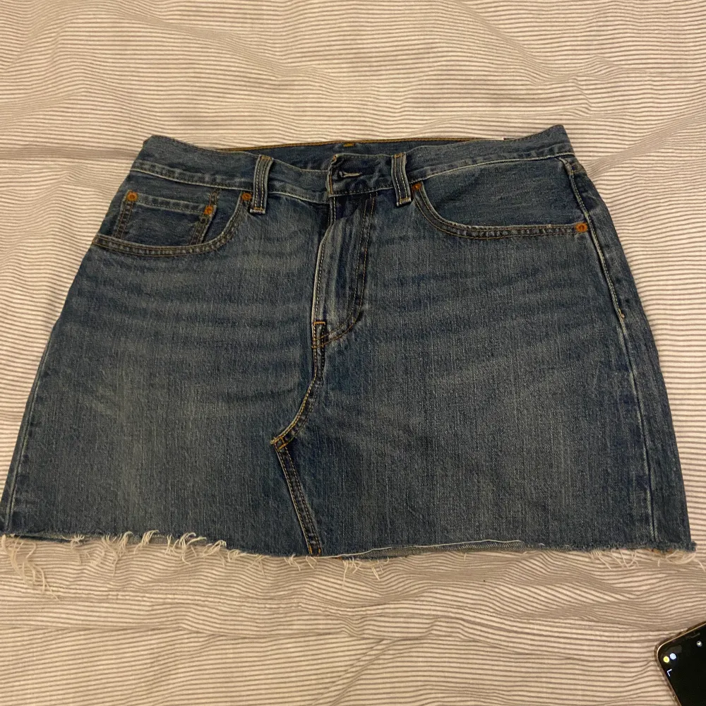 Jeans kjol från Levis, sparsamt använd - storlek 30 . Kjolar.