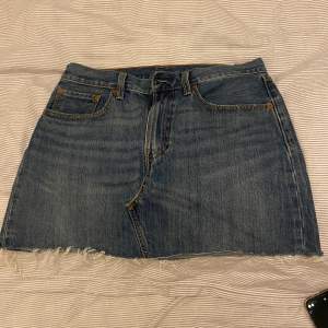 Jeans kjol från Levis, sparsamt använd - storlek 30 
