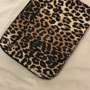 Ganni datorfodral - Passar 13 tum, fint skick!  