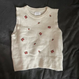 Väst zara barn  - Mjuk och söt krämvit väst med broderade blommor från zara barn! 