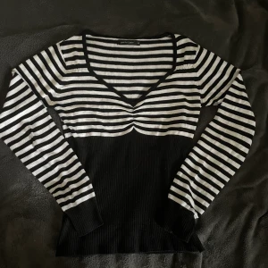 Randig tröja - Randig tröja som är svart ribbad nertill. Köpte den på humana och har endast använt den 2 ggr. 