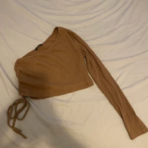 Off shoulders tröja  - En brun off shoulders tröja från SHEIN. Aldrig använd