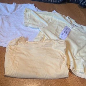 T-shirts, Gina tricot  - Dessa tre T-shirts säljer jag för 200kr för alla! I storlek XXS! Endast den vita som är använd 1 gång! Original pris: 180kr/st Ifrån: Gina tricot  Stor i storlek! För mer info kontakta mig! 