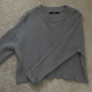 stickad tröja  - svag blå, typ grå, tröja från bikbok och passar många storlekar beroende på hur man vill att den ska sitta 