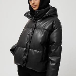 Svart jacka  - Säljer nu denna tjocka jackan perfekt till vintern från Veromoda. Köpt för ett år sedan men i jättebra skick. Helt slutsåld och finns inte längre på hemsidan. Nypris: 600:- Den är har ingen luva (se andra bilden) 