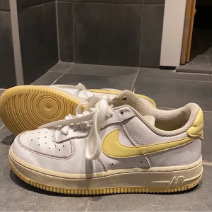 Nike air force  - Snygga vit/gula nike air force 1. Använda men i fint skick. Stl 37,5. 600kr. Köpare står för frakt 