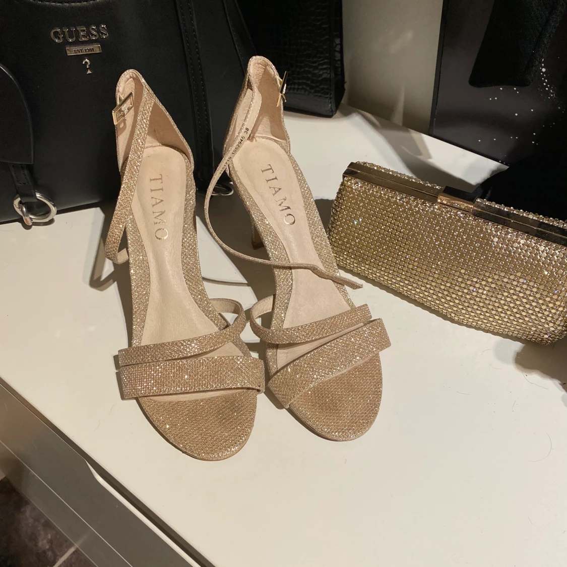 Guldglittriga klackar & handväska  - 91