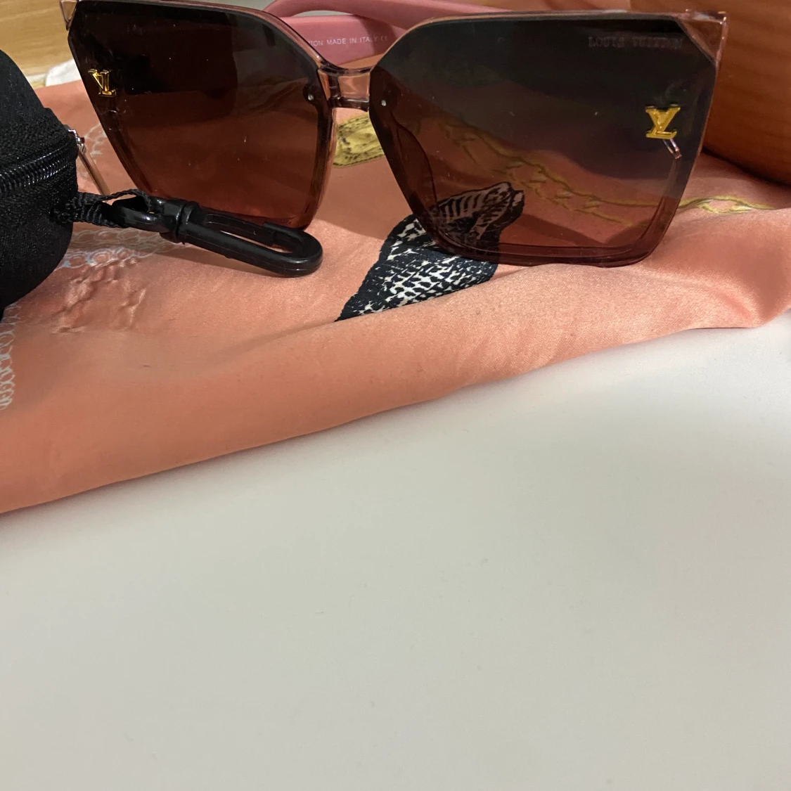 Mycket vackra solglasögon - 91