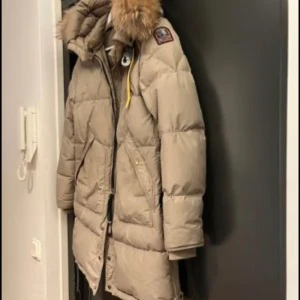 Parajumper Longbear strl S - Jackan är använd 1 säsong och är i fint skick. Inga hål, fläckar eller skav nånstans. 