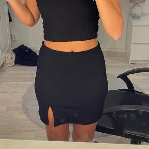 En svart kort kjol med slits som aldrig använts! pris går att diskuteras vid snabbt köp ☺️💕 frakt är mellan 29-59kr <33