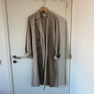Kappa - Rutig kappa från H&M, användes en eller två gånger. Köpt för tre år sedan.