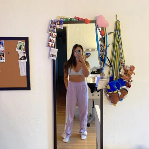 Adidas  - Säljer adidas byxor, finns knappar vid sidan, 