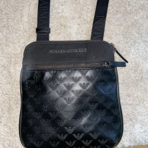 Armani axelväska - Armani väska i läder Helt okej bra cond 7/10