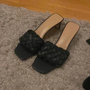 Snygga skor  - Dessa fina! Aldrig använda! Storlek 38 men passar 36&37 oxå! 150kr styck!  Köparen står för frakt💗