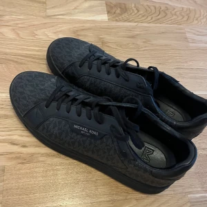 Michael kors skor - Michael kors skor i skick 9/10. Använda några gånger. Strlk 45.