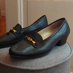 Loafers från Bally stlk 38/39 - 🧸 HELT UNDERBARA LOAFERS 🧸 från Bally, helt unika🥹