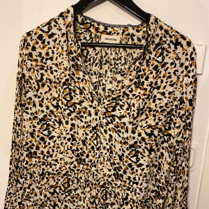 Zadig & Voltaire blus - Super fin blus från Zadig & Voltaire. Aldrig använd och säljer då den är aningen för stor för mig. Nypris var ca 3000