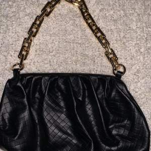 En svart liten Axel väska, som klär sig i allt. Ursprungspriset är 250kr men om du är snabb kan du få den för 200kr.