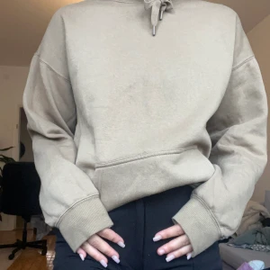Beige Hoodie från Pull& Bear - Fint skick, välanvänd 
