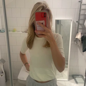 Zara  - En gullig ljus gul topp från zara