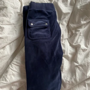 Juicy Couture  - Jag säljer mina mörk blåa juicy couture byxor som jag har använt 2-3 gånger på grund av att de ej passar mig det är i ett väldigt fint skick det är i stolek xs💖köparen får stå för frakt 📦 