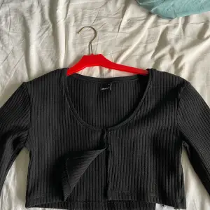 Jag säljer en tröja från ginatricot i storlek M har använd den en gång 🙂