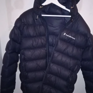 Peak Performance vinterjacka färg Navi blå - Peak Performance jacka i färgen Navi blå, äkta såklart! Den är i bra skick, använd endast 3-5 gångar. Pris 1000 (Köpt för 3500 i mall of Scandinavia)Säljer för att jag inte använder den längre. Storlek L men passar för XL med.