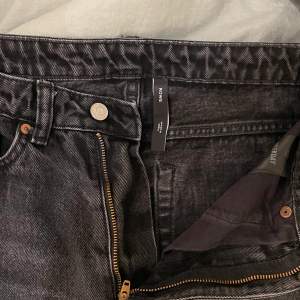 Ett par svarta weekday jeans i modellen ”rowe”☺️pris går att diskuteras vid snabbt köp ☺️💕 frakt är mellan 29-59kr <33