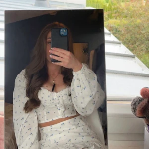 Set 💙 Sanna Jörnviks kollektion  - Säljer detta set tillsammans - kjol och blus som är från nakd! Endast använda 1 gång och är hur drömmigt som helst! Säljer både toppen & kjolen tillsammans för endast 199 kr + frakt 💙🤍