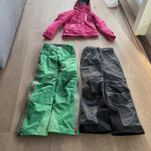 Skidkläder från peakperformance, endast använda en säsong.  Jacka xs 800 kr Skalbyxa grön xs 1000 Skalbyxa grå xs 750 kr