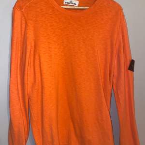Säljer min killes orangea stone tröja som är helt oanvänd  (den är ej lika skrik orange i värkligheten) men den kommer ej till användning säljs för 1800kr + frakt 