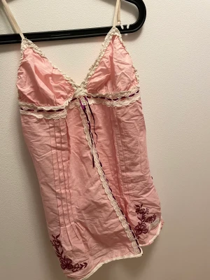Odd molly klänning/linne - Säljer denna superfina klänningen från Odd molly! Den är ganska kort och funkar även att använda som linne, säljer den då den inte kommer till användning. Använd fåtal gånger så i bra skick, storlek 1 vilket motsvarar storlek S!