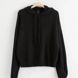 Stickad hoodie !! - En svart stickad hoodie från Lindex i fint skick💗💗