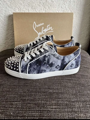 Loubs limiterade str42  - Säljer nu mina super sällsynta loubs tar även imot byten kvitto finns kvar storlek 42 