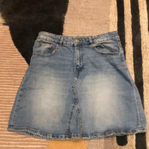Säljer en jeans kjol från Gina tricot. Den är nästan inte använd. Kan postas till köpare. Tvättas innnan den postas. Ny pris är ungefär 537kr. Den har inga hål eller fläckar.💕