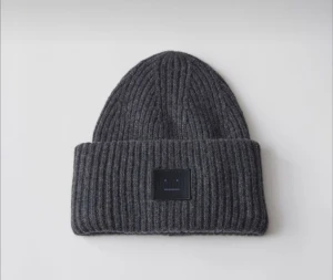 Acne studios mössa  - Säljer min ACNE studios pansy beanie i färgen grå.   Nypris 1500 kr. Använd ca 10 ggr.   Mitt pris: 850 kr eller högst bjudande.  Avhämtas på Gärdet eller kan mötas upp runt Östermalmstorg/City. Vid frakt betalar köparen portot. 