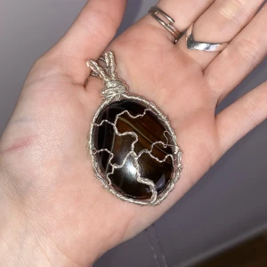 Agat halsband - Livets träd. Egengjort. Kommer med kedja. Riktig agat och virad med silverplaterad tråd. INKLUDERAD FRAKT! Skriv för frågor!
