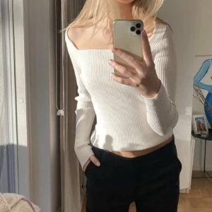 Ribbad tröja - Ribbad tröja från H&M, den är slutsåld och helt ny. Säljer pga har för många tröjor. Vid frågor eller annat är det bara att skriva!
