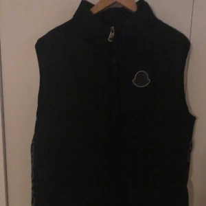 Moncler väst  - Mocler väst nyskick 